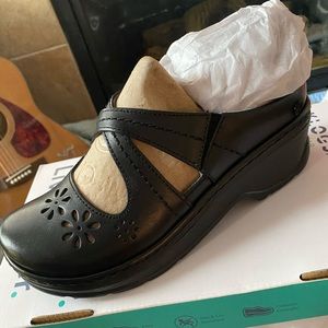 NWOT KLOGS Carolina Black Size 7